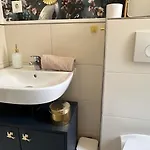 Premium-apartment Im Duisburger Sueden, Naehe Duesseldorf Flughafen & Messe, Komplett Ausgestattetes Mit Modernen Altbau-flair Apartment *