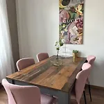 Premium-apartment Im Duisburger Sueden, Naehe Duesseldorf Flughafen & Messe, Komplett Ausgestattetes Mit Modernen Altbau-flair 杜伊斯堡