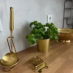 Premium-apartment Im Duisburger Sueden, Naehe Duesseldorf Flughafen & Messe, Komplett Ausgestattetes Mit Modernen Altbau-flair Apartment