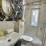 Premium-apartment Im Duisburger Sueden, Naehe Duesseldorf Flughafen & Messe, Komplett Ausgestattetes Mit Modernen Altbau-flair Apartment *
