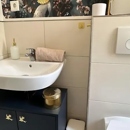 Premium-apartment Im Duisburger Sueden, Naehe Duesseldorf Flughafen & Messe, Komplett Ausgestattetes Mit Modernen Altbau-flair شقة *