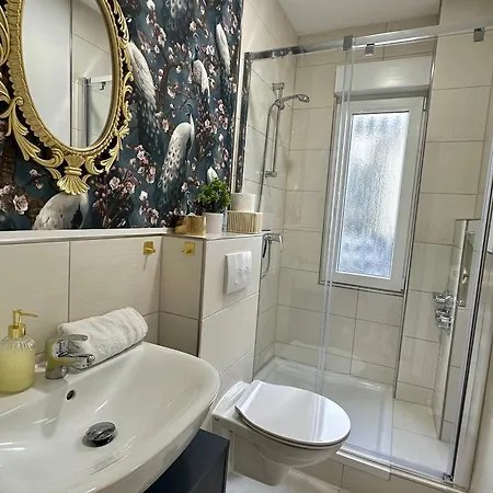 Premium-apartment Im Duisburger Sueden, Naehe Duesseldorf Flughafen & Messe, Komplett Ausgestattetes Mit Modernen Altbau-flair شقة *